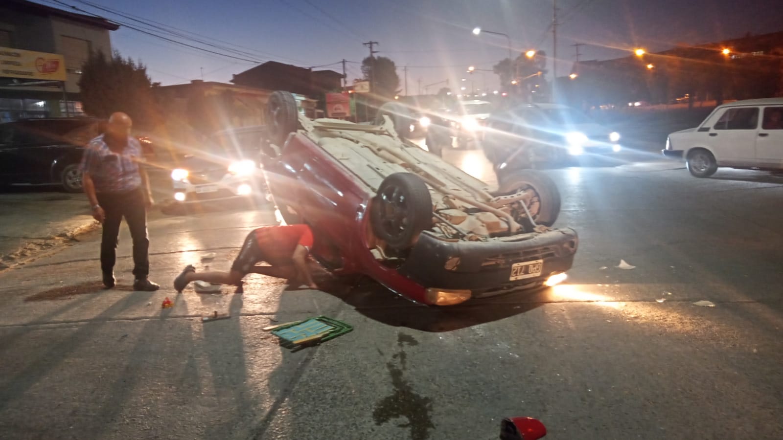 CONDUCTOR BORRACHO CHOCÓ CONTRA UN AUTO ESTACIONADO Y VOLCÓ