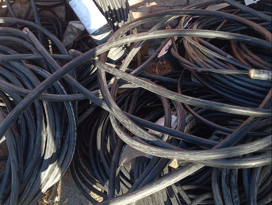 DETIENEN A TRES PERSONAS POR EL ROBO DE CABLES