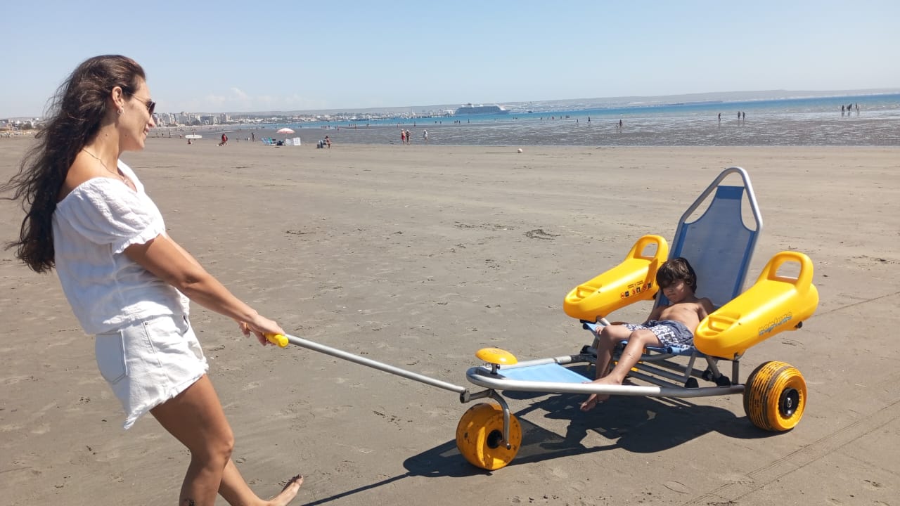 EN TODOS LOS PARADORES COSTEROS ESTÁN DISPONIBLES LAS SILLAS ANFIBIAS DE USO LIBRE Y GRATUITO