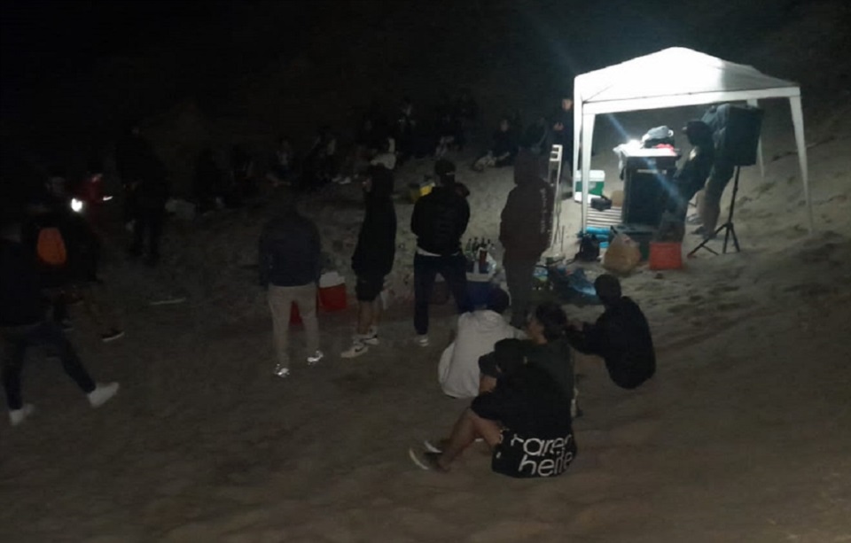 LA POLICÍA DESBARATÓ UNA FIESTA CLANDESTINA EN PLAYA KAISER