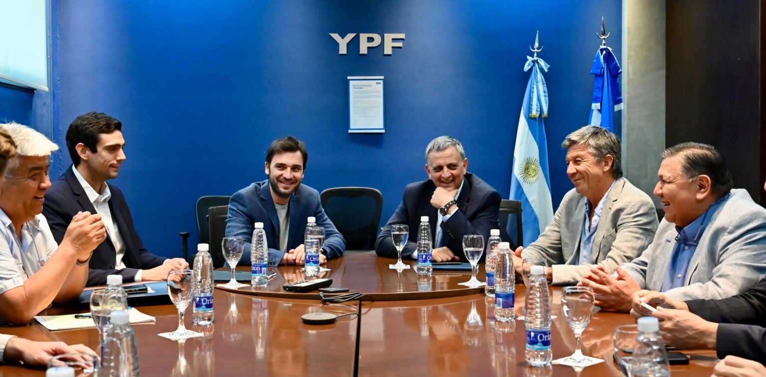 TORRES SE REUNIÓ CON EL PRESIDENTE DE YPF Y OBTUVO EL COMPROMISO DE QUE SE MANTENDRÁN LOS PUESTOS DE TRABAJO