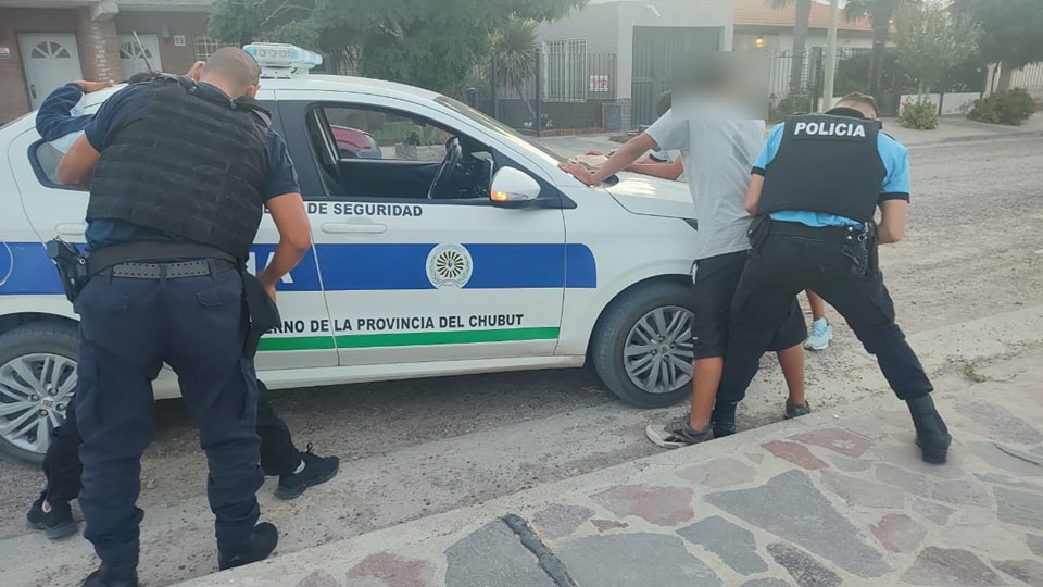 POLICÍAS DETIENEN A CUATRO JÓVENES POR ROBAR ELEMENTOS DE UN AUTO