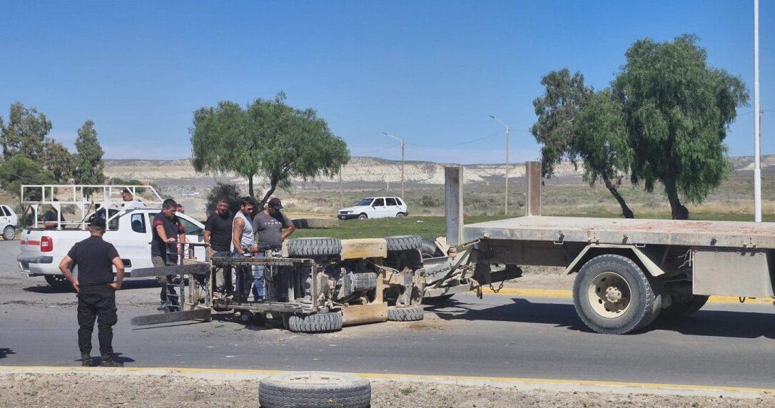 CORTARON EL TRÁNSITO EN EL ACCESO SUR POR UN VUELCO