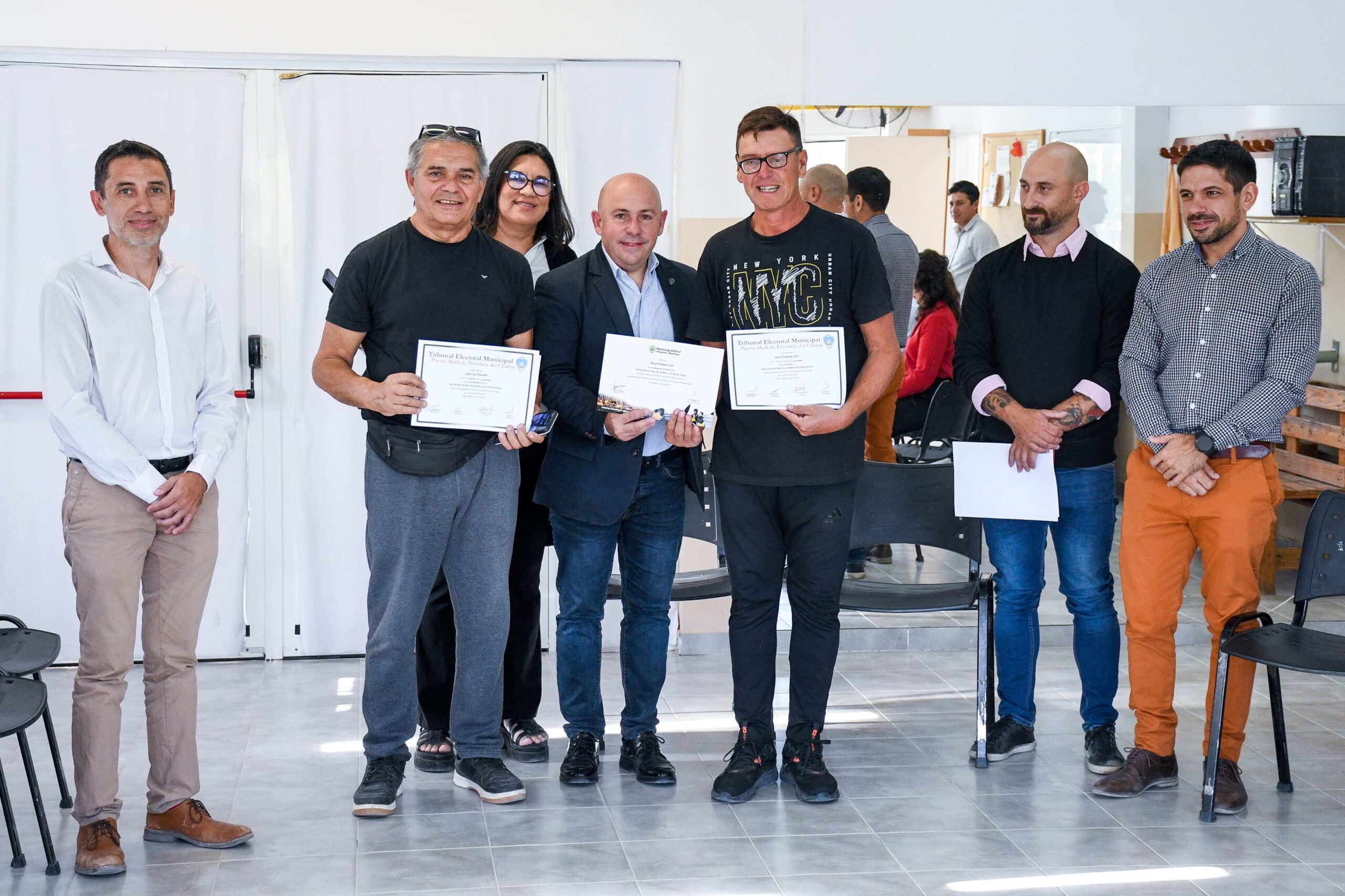Sastre entregó certificados a las autoridades electas del barrio Piedra Buena