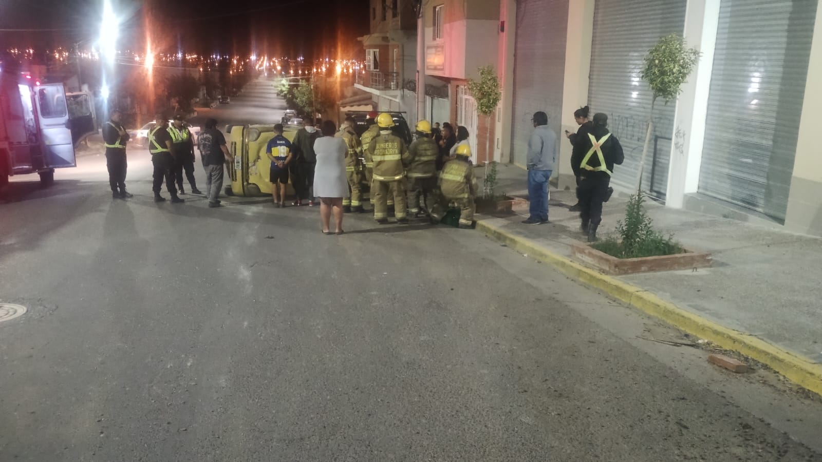 Manejaba a toda velocidad, chocó y volcó