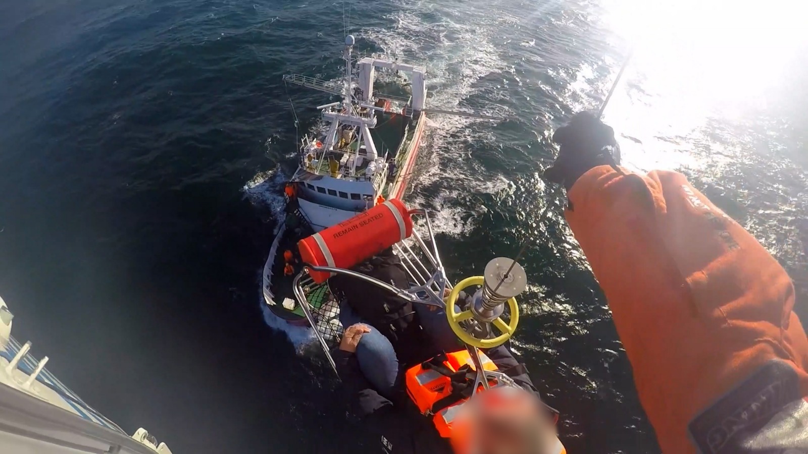 Impresionante operativo en el mar: Prefectura evacuó de urgencia a un tripulante enfermo