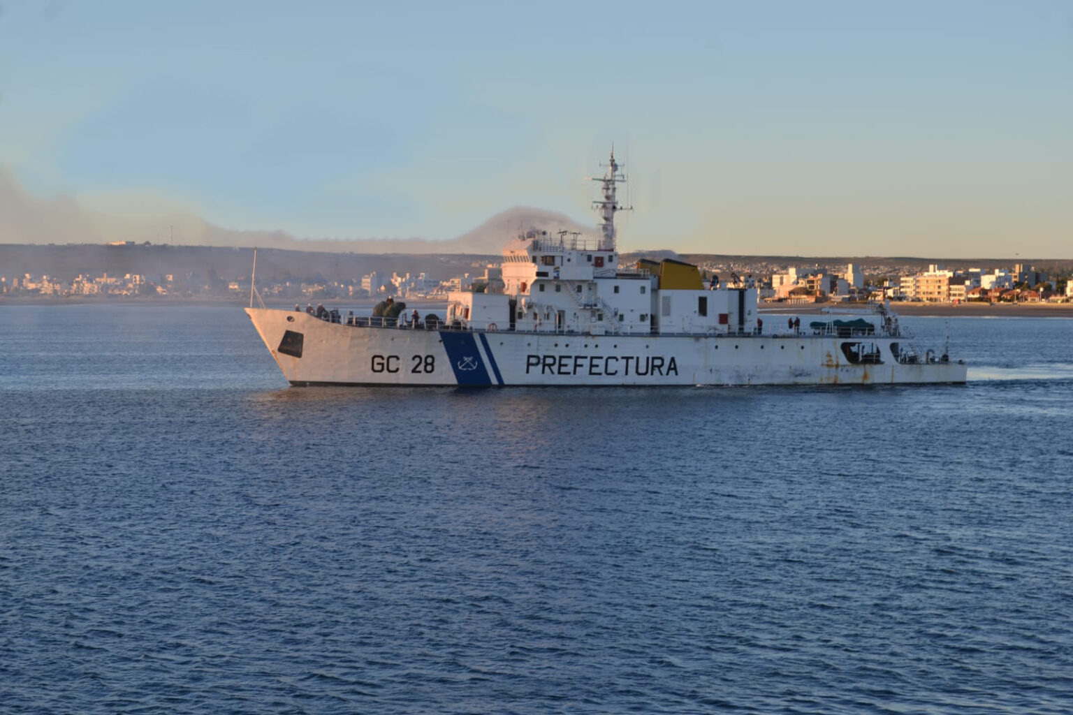 El guardacostas Prefecto Derbes zarpó desde Madryn hacia la Zona Económica Exclusiva Argentina