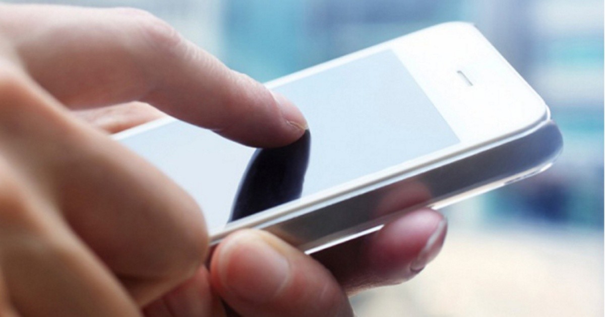 Simularon que querían comprarle el celular para robarle