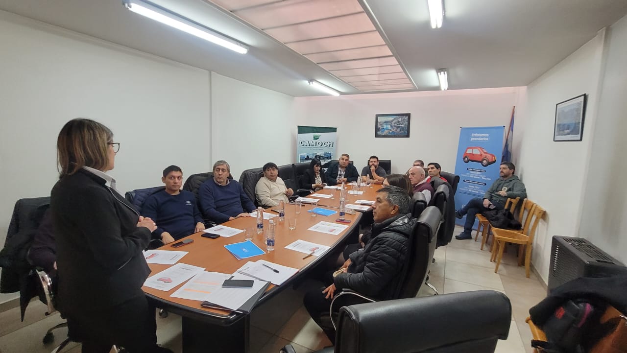 Presentan líneas de préstamos en Esquel y el Valle para promover la actividad comercial