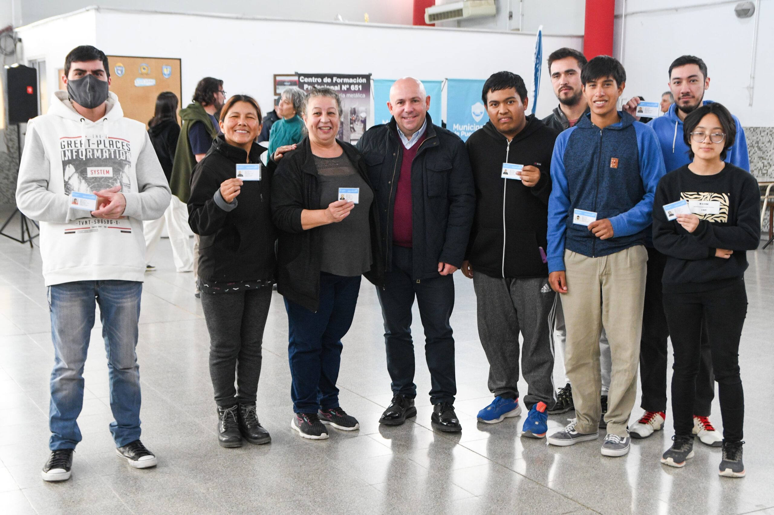 Sastre encabezó entrega de carnets de manipulación de alimentos para estudiantes del Centro de Formación Profesional Nº 651
