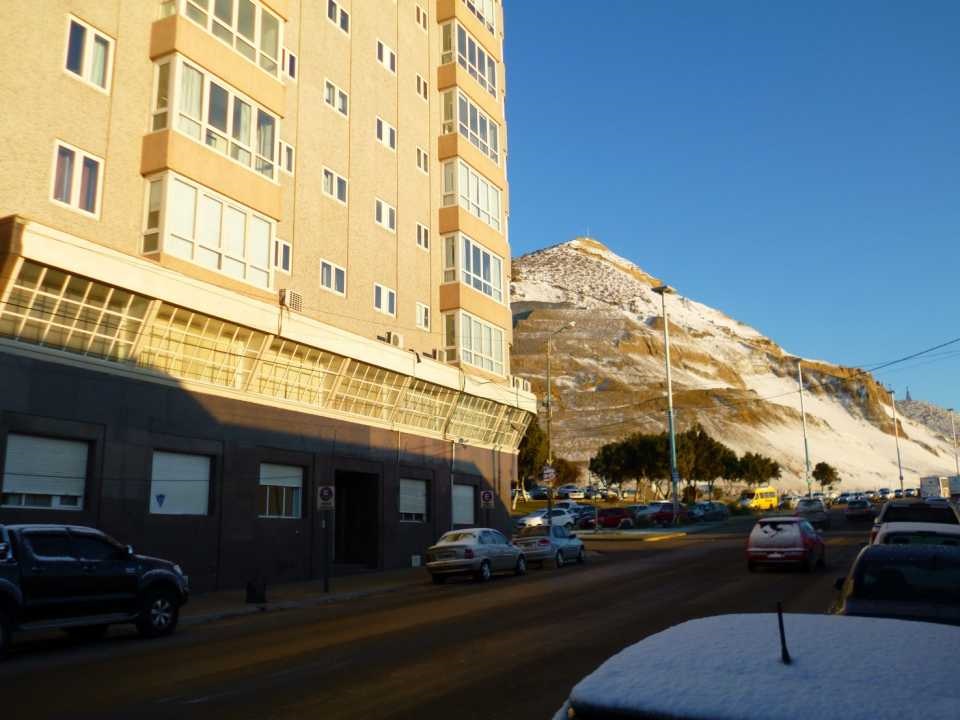 Lo ataron con un cable USB y le pusieron un rifle en la boca para robarle