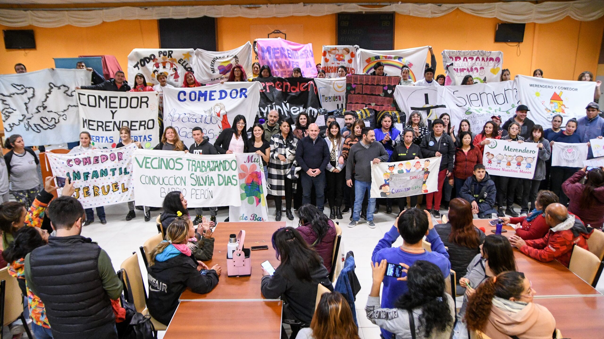 Espacios comunitarios de Madryn recibieron indumentaria de invierno
