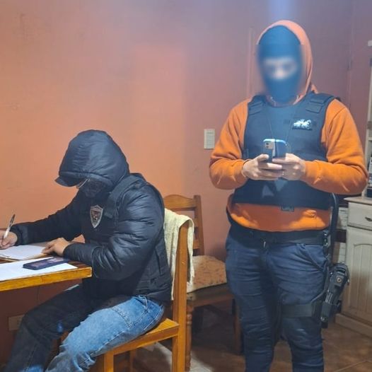 Secuestros y detención en un allanamiento por un robo