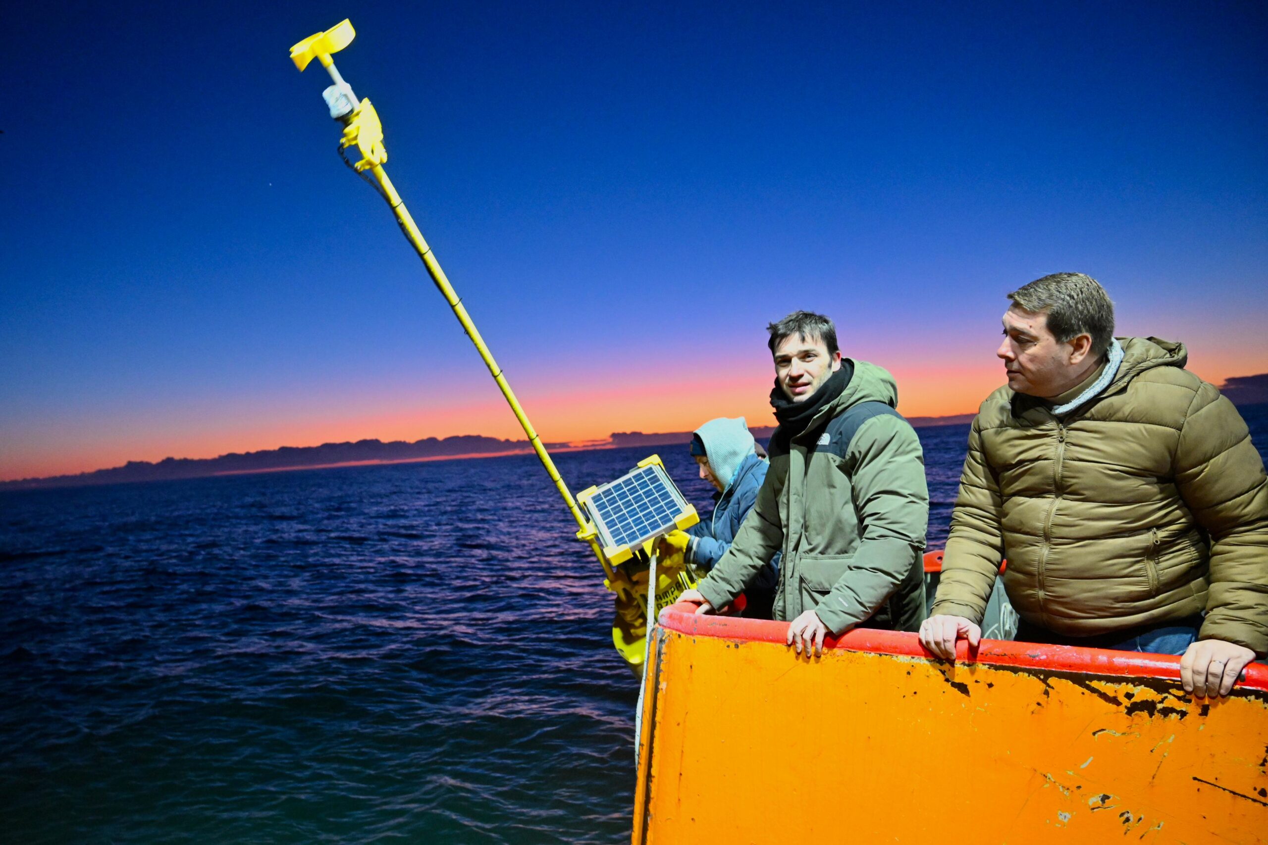 Torres participó de la instalación de una boya oceanográfica en Rawson junto a investigadores de la UNPSJB