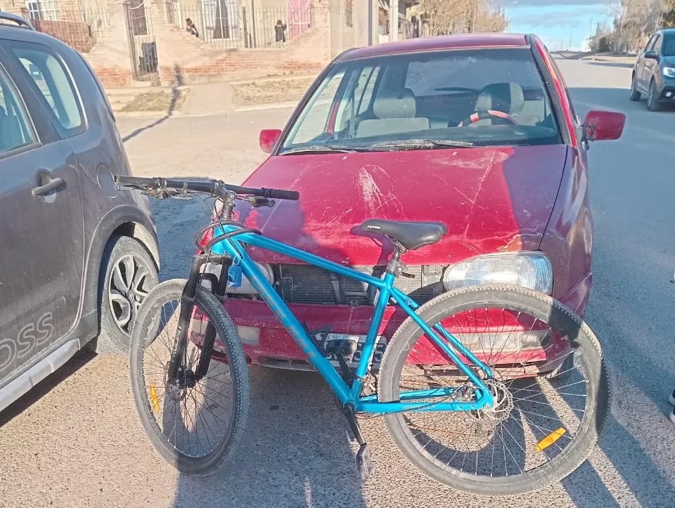 Dejó la bici en la puerta de su casa y se la robaron