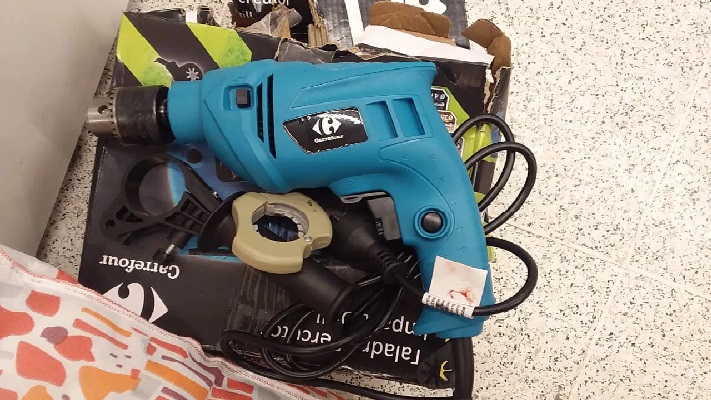 Detienen a un hombre por intentar robar dos taladros de un supermercado