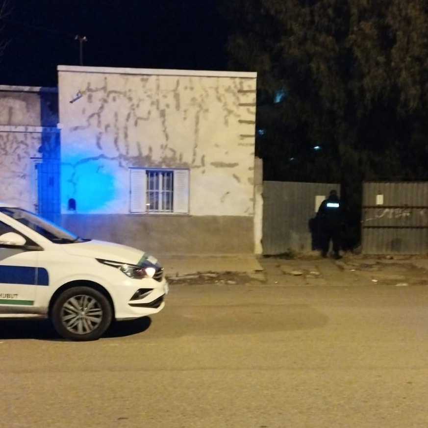 Detienen a dos personas por presunto robo