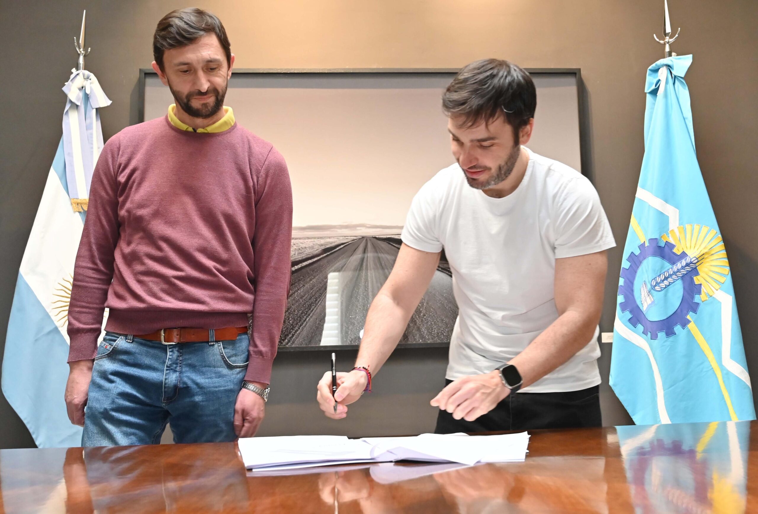 Torres y “Cano” Ingram firmaron un importante convenio para el adoquinado de diversas calles de Trevelin