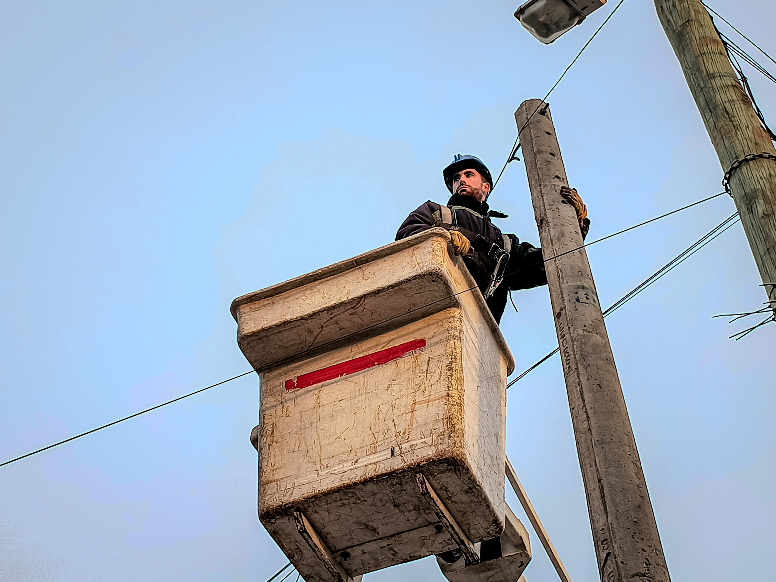 Continúa el plan de instalación de columnas de hormigón en la ciudad