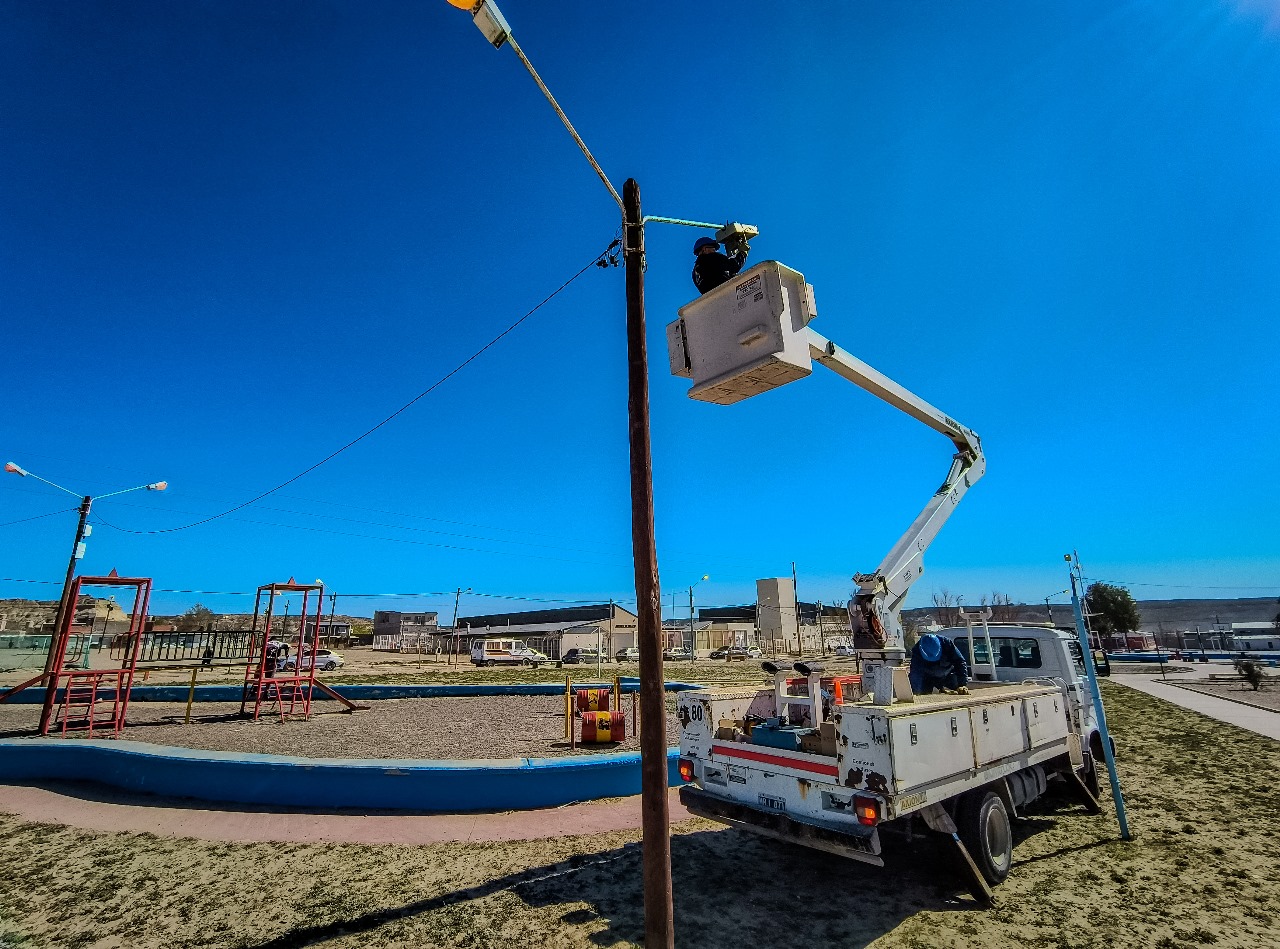 Obras de optimización de alumbrado, sobre la plaza del barrio Perón