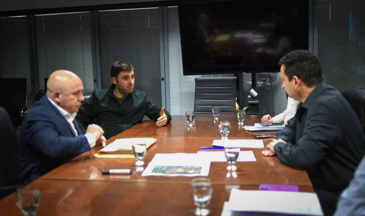 Torres y Gustavo Sastre se reunieron con autoridades del ENOHSA para avanzar en la reactivación de importantes obras para Puerto Madryn
