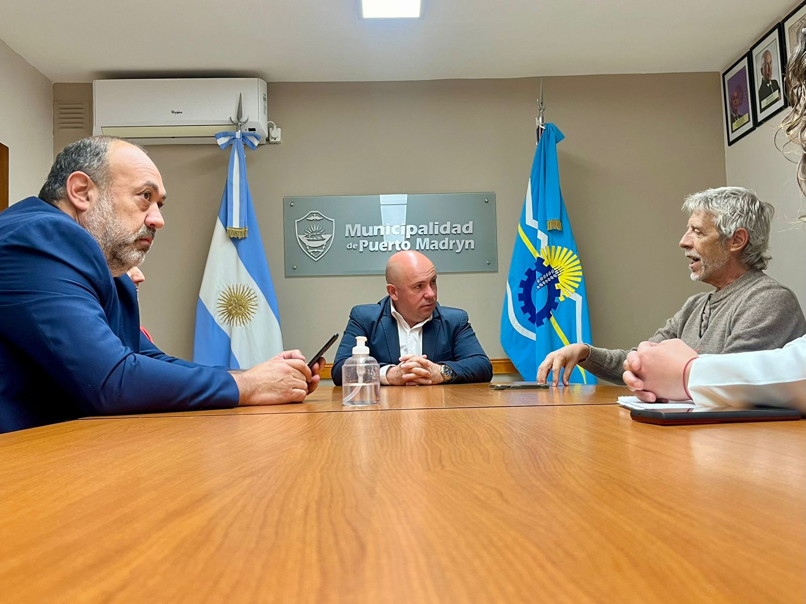 Sastre recibió a las autoridades de Simplicity