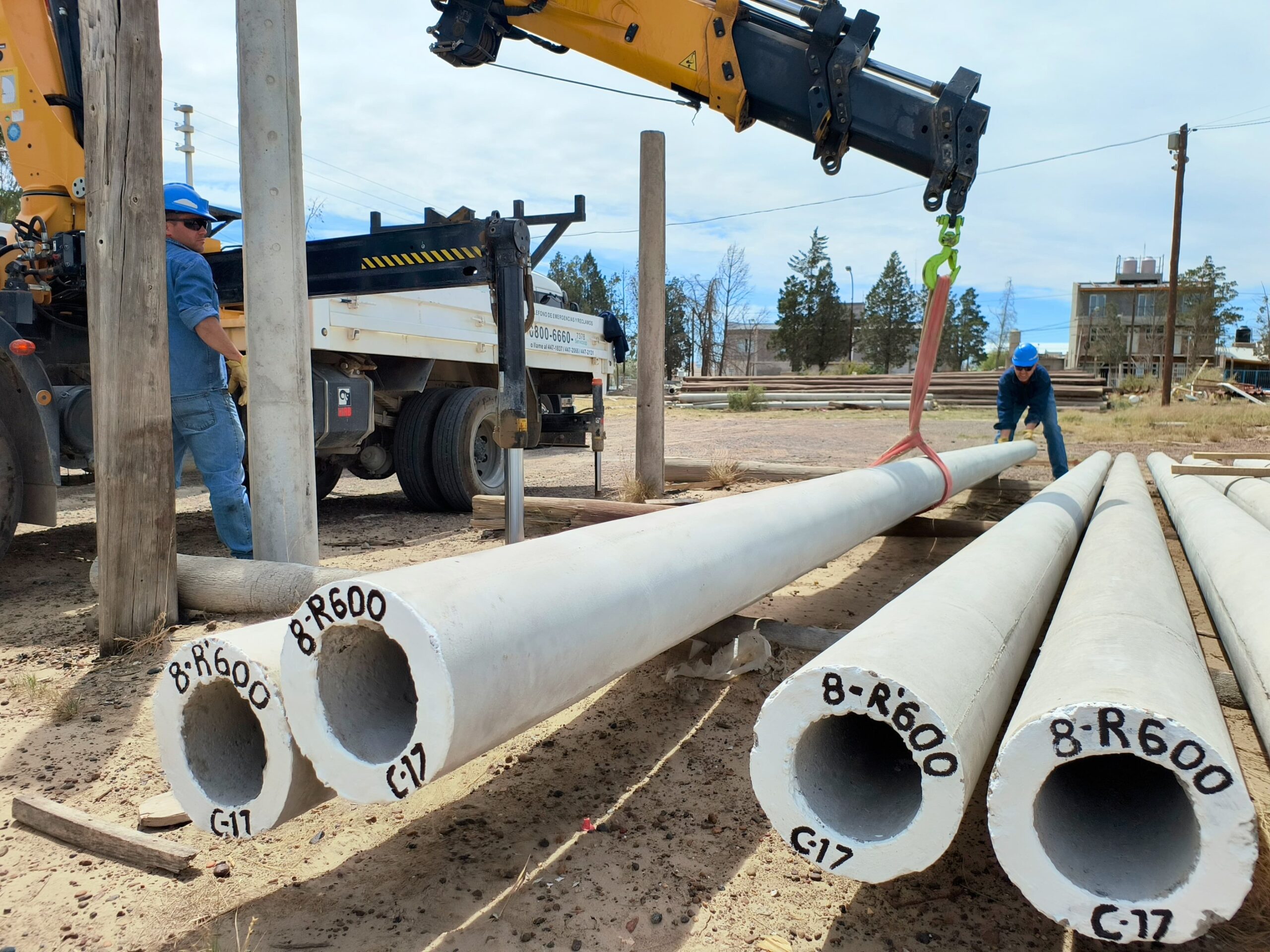 Arribó un nuevo lote de columnas de hormigón a la ciudad