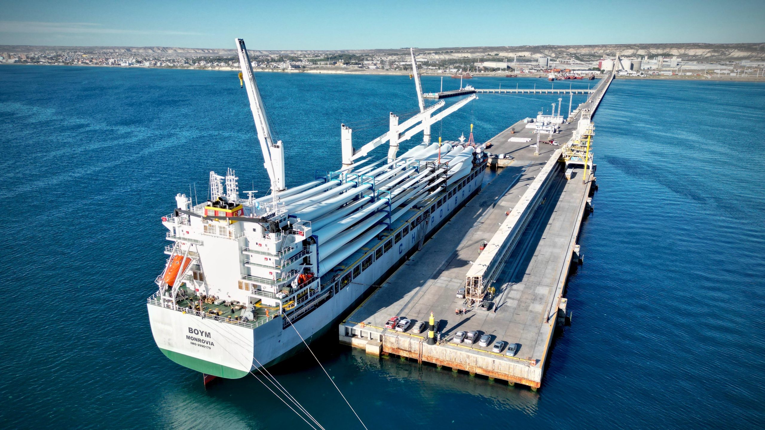 Comenzó la descarga de aerogeneradores para el parque eólico «La Flecha» en Puerto Madryn