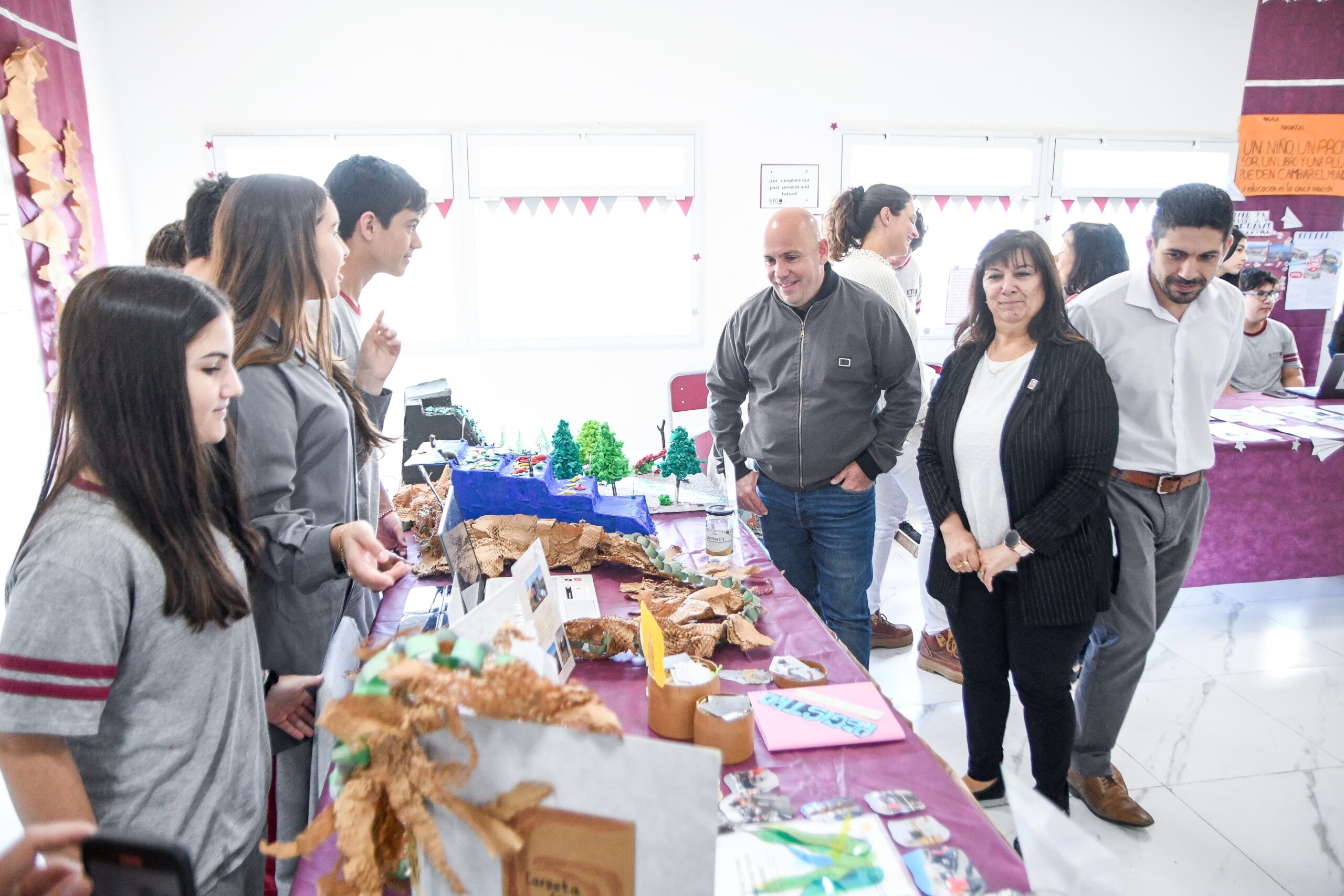 SASTRE RECORRIÓ LA MUESTRA ANUAL DE LA ESCUELA TÉCNICA DE LA CAMAD