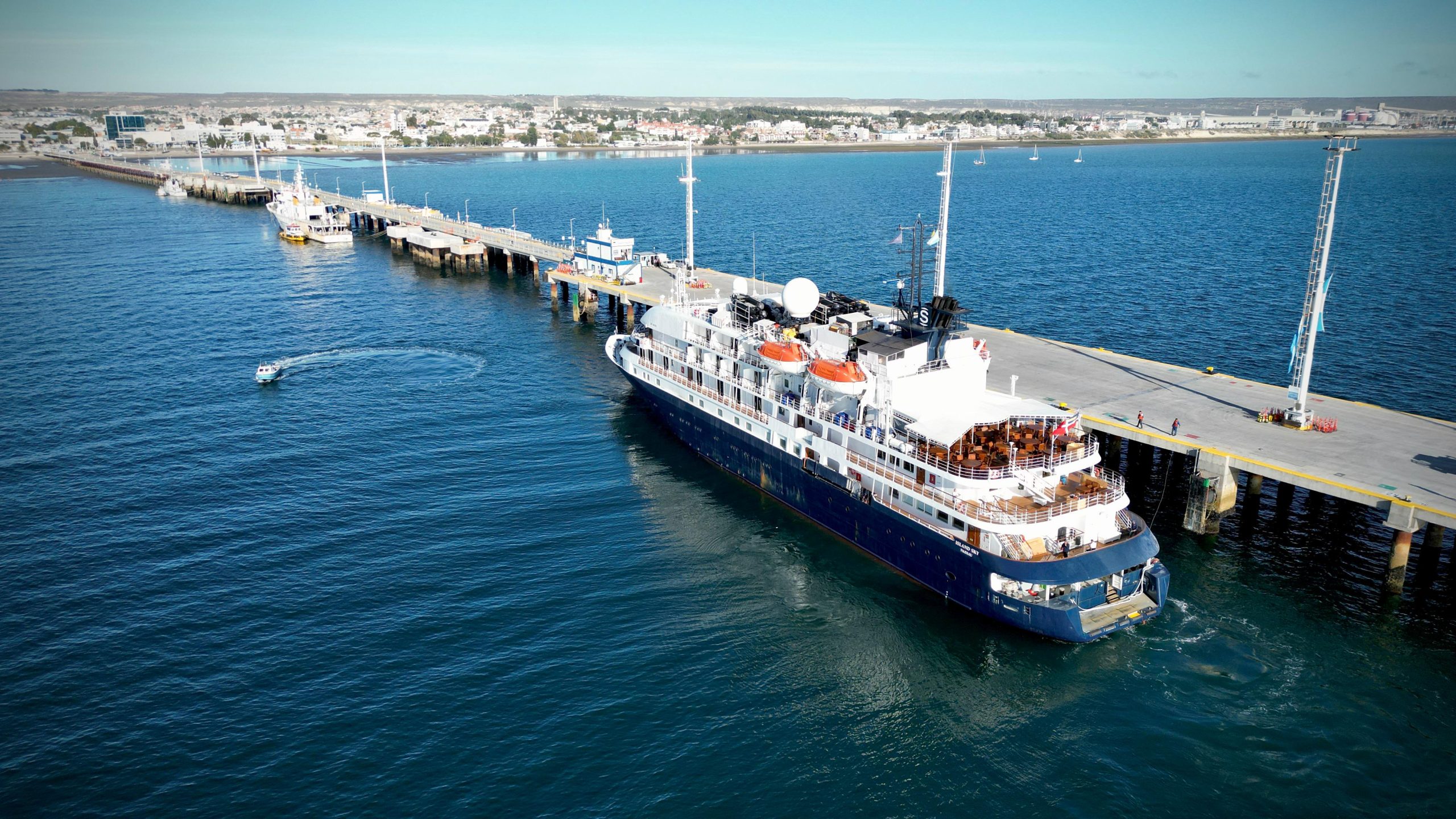 Temporada de cruceros: arribó a Puerto Madryn el lujoso buque Island Sky