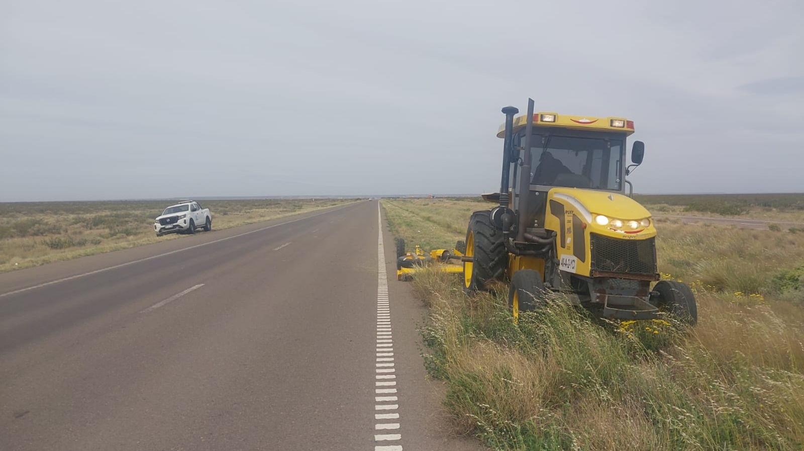 Vialidad Nacional avanza con el desmalezado de banquinas en la Ruta 3 entre Madryn y Arroyo Verde