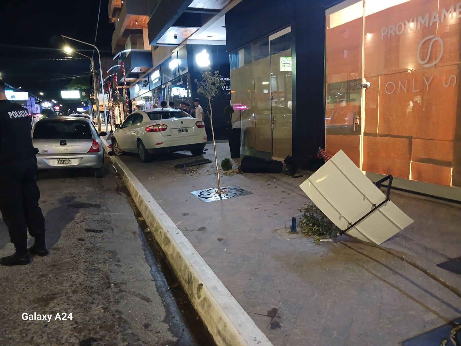 Conductor borracho chocó contra varios postes de luz