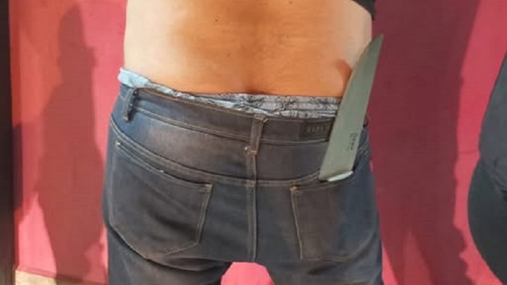 Carnicero amenazó con un cuchillo a su antigua jefa por dinero