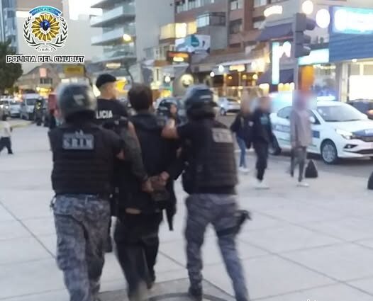 Intento de fuga y golpes a policías: detienen a un sospechoso en pleno centro de Madryn
