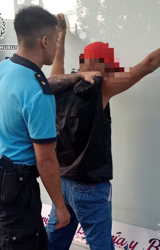 Violento robo en la rambla de Puerto Madryn: la víctima fue trasladada al hospital