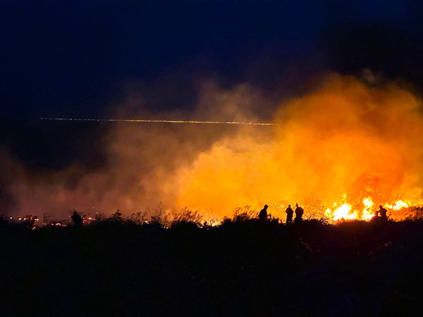 Incendio por caída de rayo es sofocado cerca de Trelew