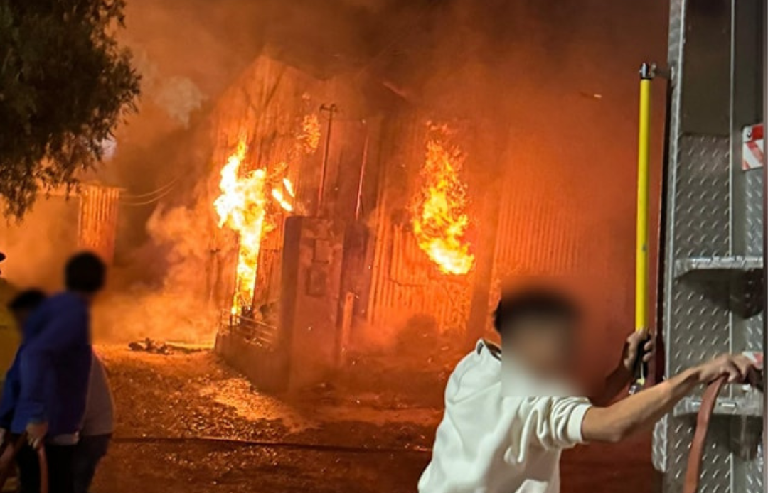 Tragedia en Puerto Pirámides: incendio destruye una histórica vivienda centenaria