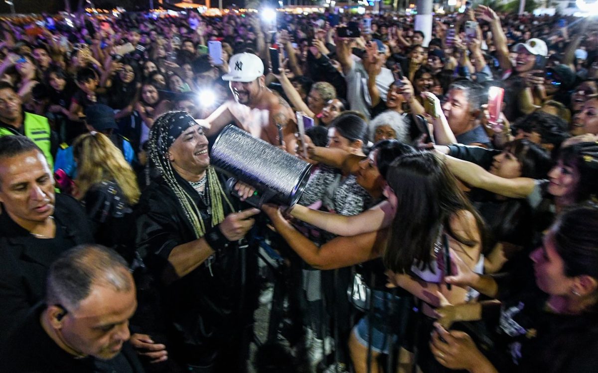 La música de Los Dragones iluminó la noche en Puerto Madryn