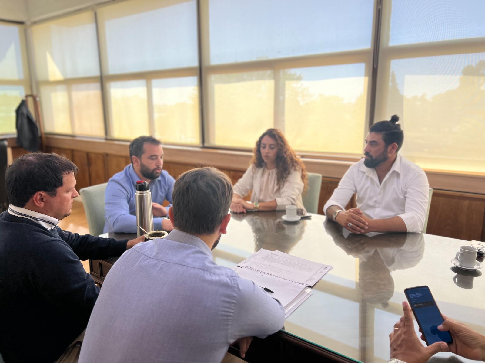 Reunión clave para impulsar obras de infraestructura en Camarones