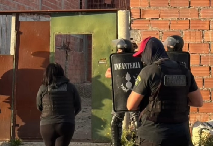 Allanamientos en puerto madryn por robo violento: secuestran armas, celulares y un vehículo