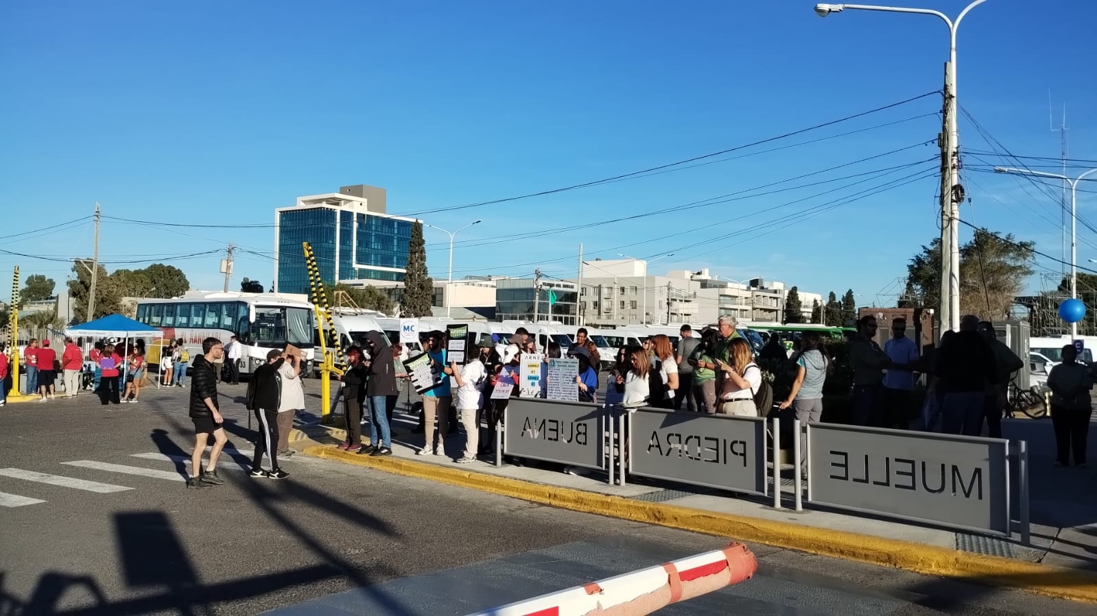 Protesta de taxistas interrumpió excursiones de cruceristas en Puerto Madryn