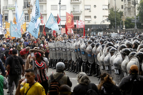 Reprimen con gas pimienta la marcha de jubilados frente al Congreso