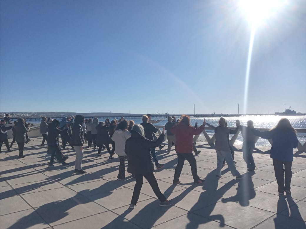 Tai Chi y Chi Kung frente al mar para celebrar su día internacional en Puerto Madryn