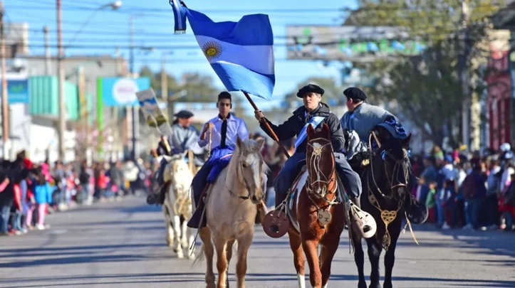 Con espíritu federal y familiar, Madryn organiza su tradicional desfile del 25 de Mayo