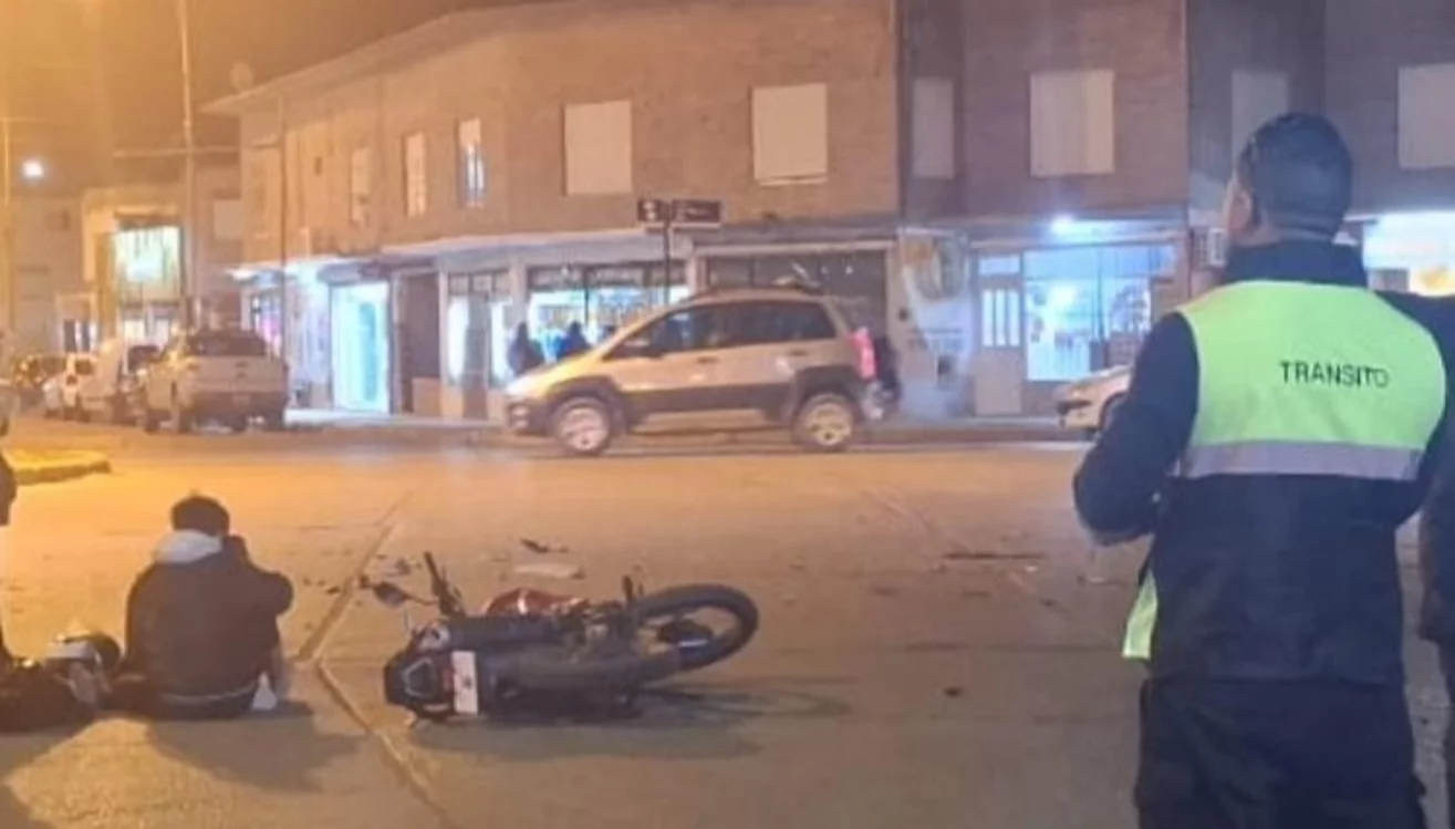 Accidente en zona norte de Madryn: dos heridos tras un choque entre moto y camioneta