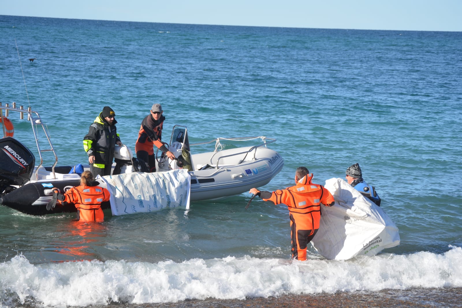 Provincia avanza con la limpieza costera en Península Valdés