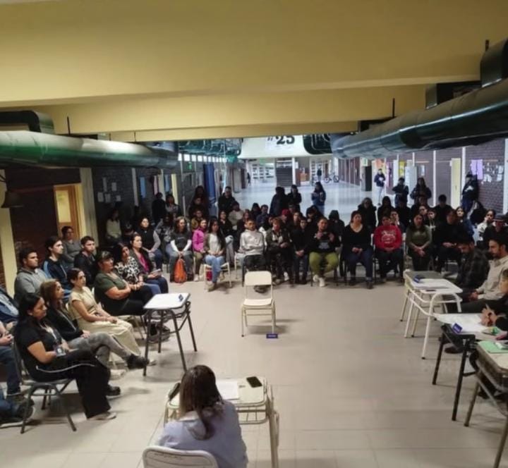 Simulacro de juicio por jurado en una escuela para adultos de Puerto Madryn