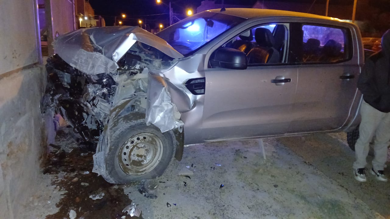 Conducía alcoholizada, chocó contra una casa y fue demorada