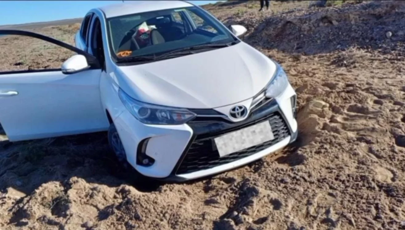 Ingresó a una zona de la playa no apta para vehículos y quedó encajado en la arena