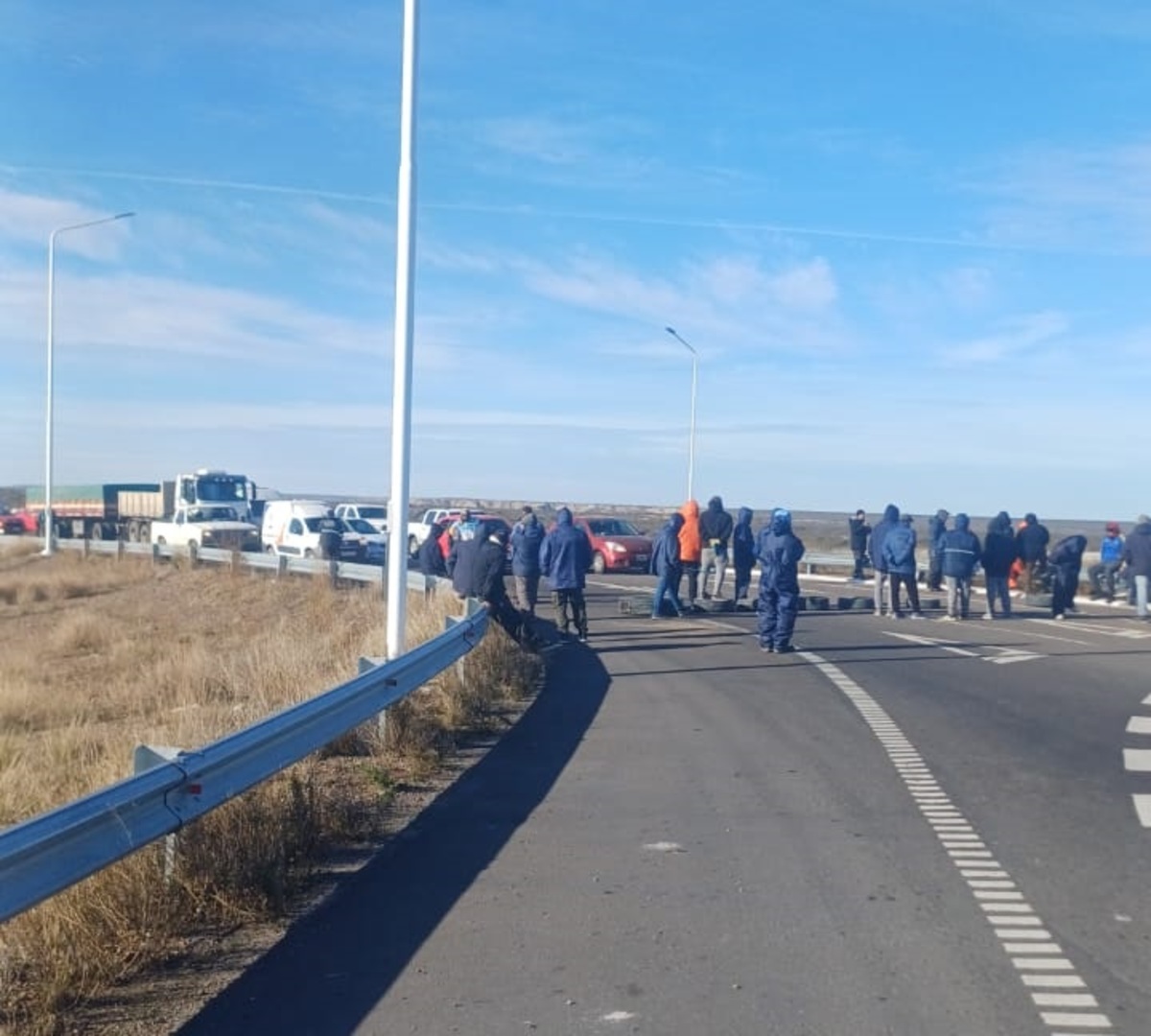 Marineros cortan nuevamente el acceso sur a Puerto Madryn en protesta por recortes salariales